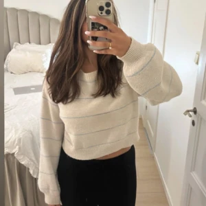 Tröja - Stickad randig tröja i färgen vit/beige och blå den är från SHEIN och är storlek M  Jag finns tillgänglig i Skövde Borås och Värnamo ifall ni vill slippa frakt 🥰