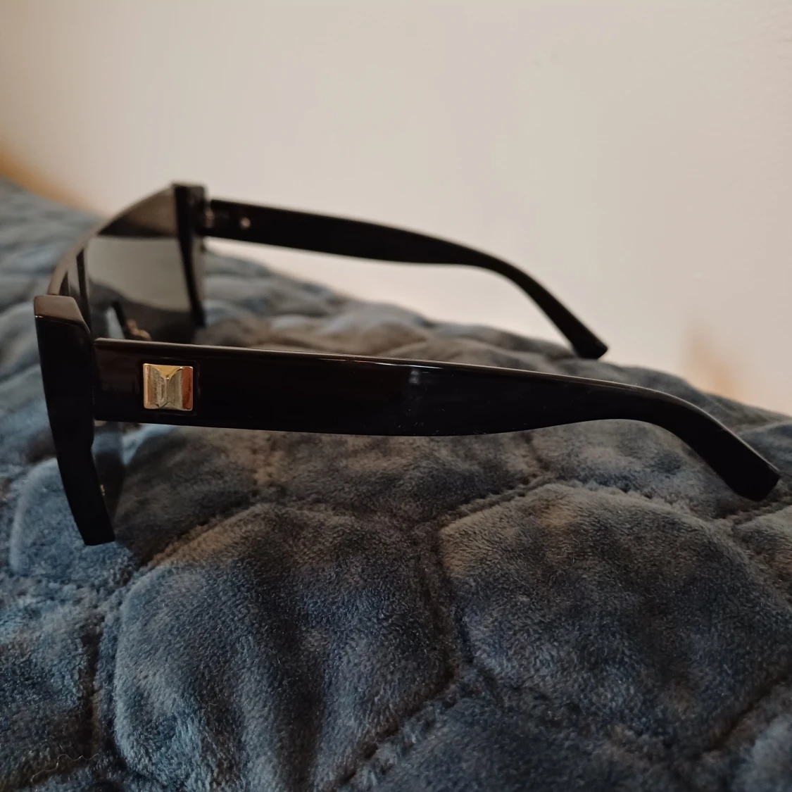 Ett par solglasögon  - 3