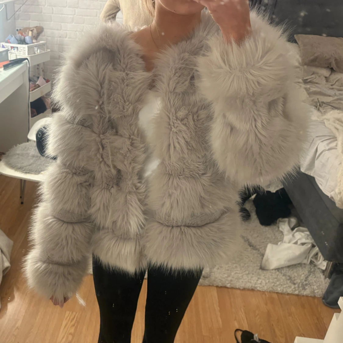 Ljusgrå fluffig pälsjacka