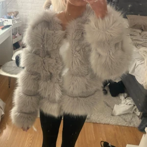 Ljusgrå fluffig pälsjacka - Supermjuk och fluffig ljusgrå pälsjacka från vera & lucy perfekt nu till vintern❤️ En av knapparna har gått sönder se andra bilden, skriv för fler bilder!!