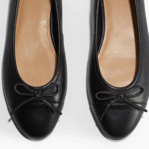 Svarta ballerinaskor med rosett - Ett par helt nya ballerinaskor, fick ett par likadana så dessa kom inte till användning 💗