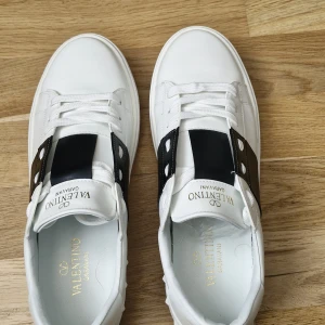 Valentino Garavani vita sneakers - Snygga vita Valentino. Helt oanvänd vid snabb affär så kan jag (GÅ ner i pris)