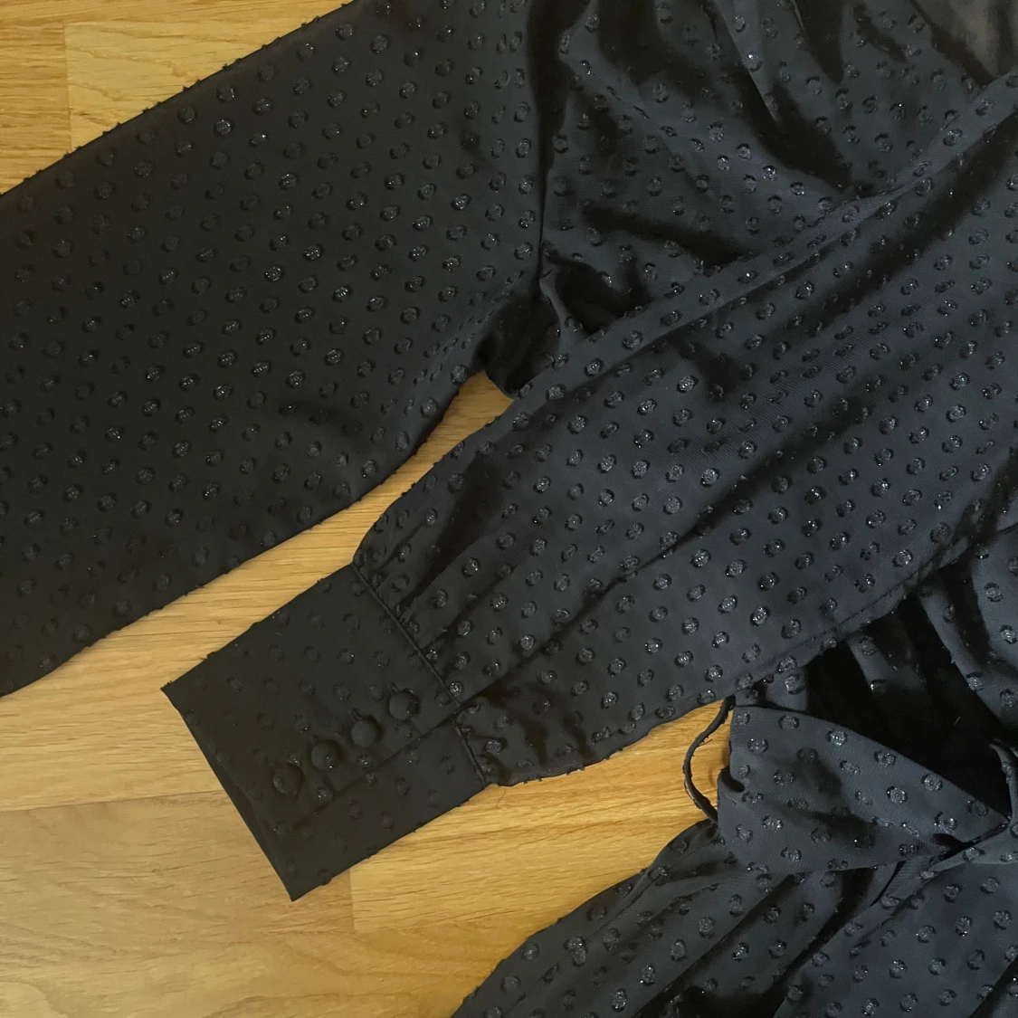 Svart prickig omlottklänning Bik Bok - 1