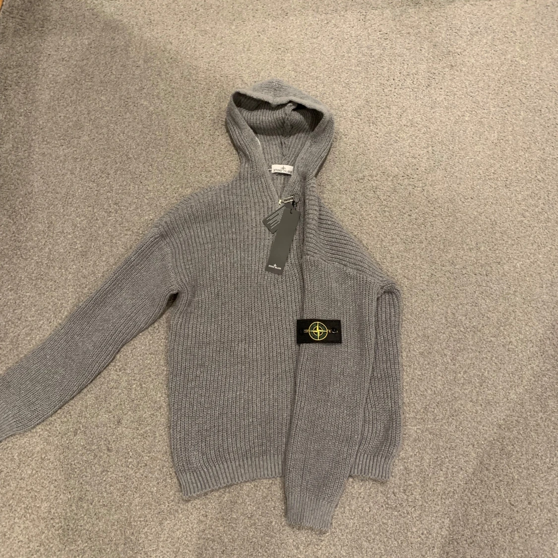 Grå stickad hoodie från Stone Island