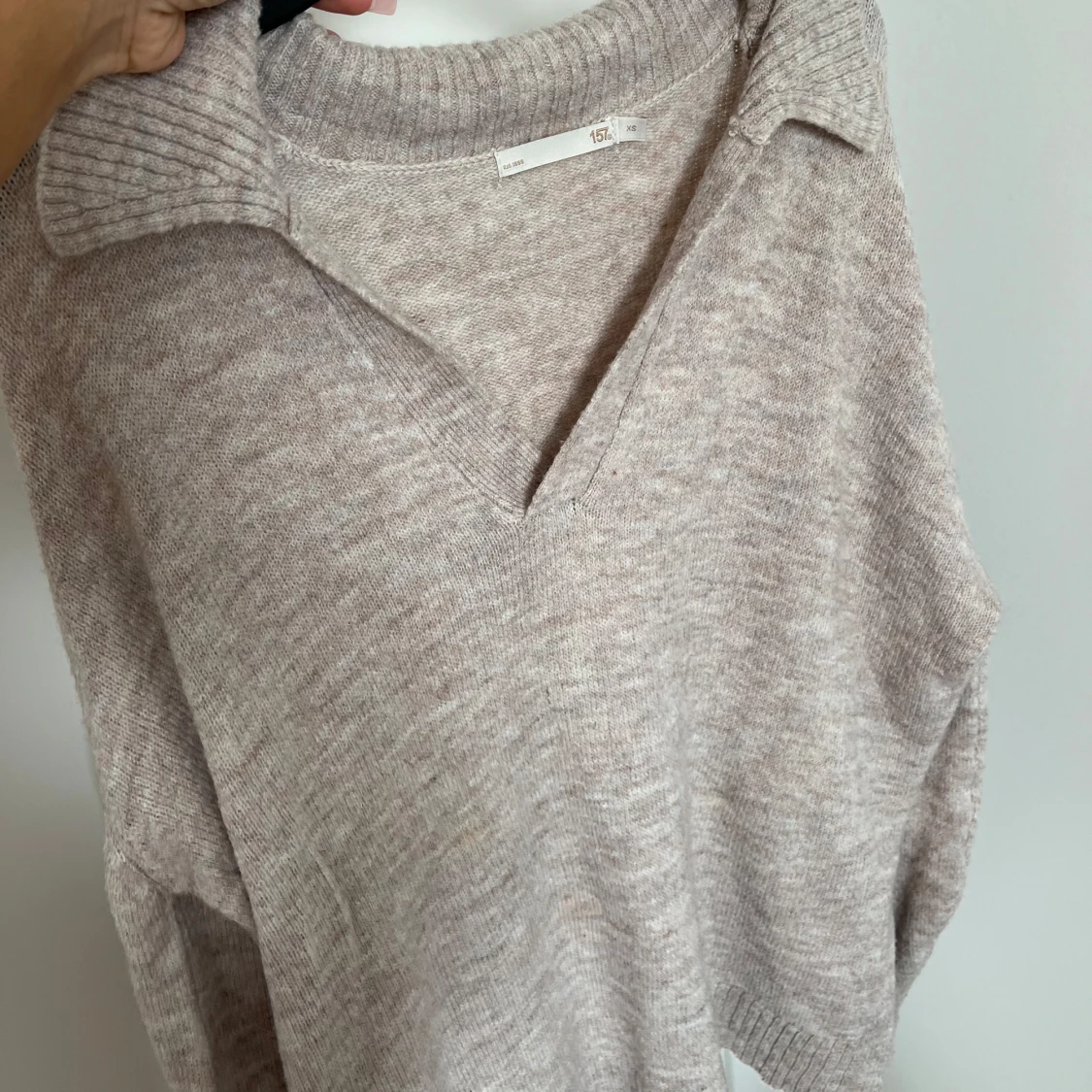 Beige stickad v-ringad tröja - 2