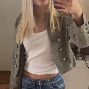 Grön jacka - Jätte söt grön jacka med knappar! Säljer för den ej kommer till användning 🫶🏻