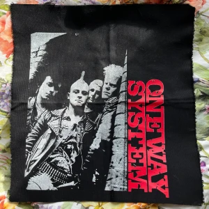 One way system back patch / poster  - 40 x 42 cm. Den kan användas som patch eller tygposter men behöver sicksackssöm i kanterna för att hindra trådarna från att gå upp mer. 