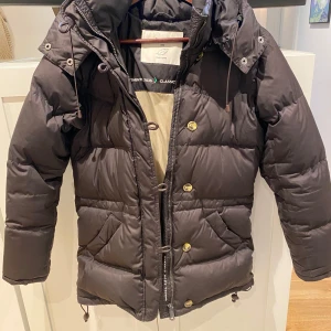 Brun dunjacka boomerang XXS - Snygg brun dunjacka från boomerang. Väldigt fint skick! Stl xxs. 