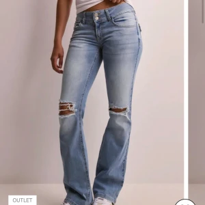 Ljusblå bootcut jeans med slitningar - Säljer mina bootcut jeans från Nelly! Säljer pga att de är lite för korta (är 175), de är använda några gånger, skriv privat för egna bilder!!