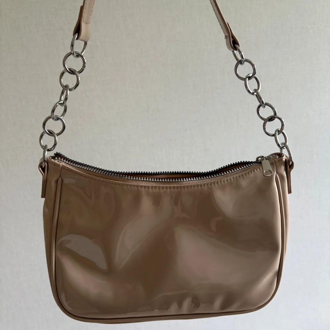 Beige axelväska med kedjedetaljer - 1