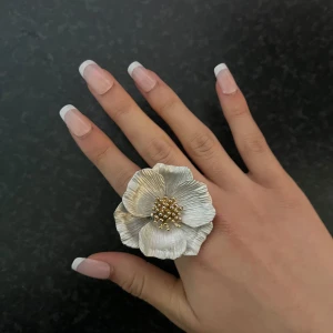 Sthlm stil ringar fem statementringar, blommor & uggla - Säljer fem stora statementringar under kort tid!Två ringar har blommotiv i silver och guld, en ring är dekorerad med färgglada blommor och blad, en ring har en uggla i silver med gulddetaljer och en ring är en ljusrosa blomma med glittriga stenar i mitten.
