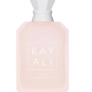 Kayali Yum Boujee Marshmallow - Söt och trendig parfym med noter av fresia, jordgubb, rosa marshmallow, krämig kokos, vispad vanilj och rosa mysk. Perfekt för dig som vill sticka ut med en lekfull och modern doft. 50ml. Använd 3 gånger.