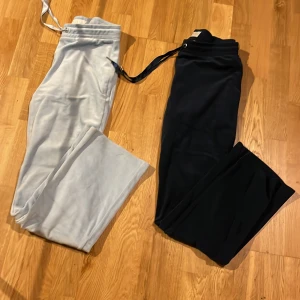 Ljusblå och mörkblå mjukisbyxor från Gina Tricot med snörning - Två par mjukisbyxor, ett par ljusblå och ett par mörkblå, båda med dragsko i midjan. Perfekta för chill dagar eller när du vill vara bekväm. Klassisk rak passform och mjukt material. Båda för 100 kr eller 1 för 60kr