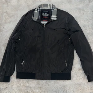 Jacka  - Windbreaker javka som fungerar bra och jätte skönt att ha på sig. Bra skicka eller hämtar man den 