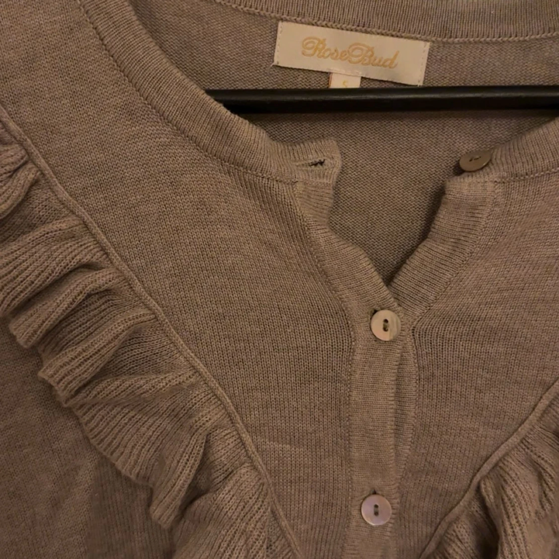 Beige kofta med volang från RoseBud