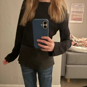 Svart tröja med skinn-detalj - Säljer en svart långärmad tröja med snygg skinndetalj nedtill🥨 priset kan absolut diskuteras! Passar xxs, xxxs och xs