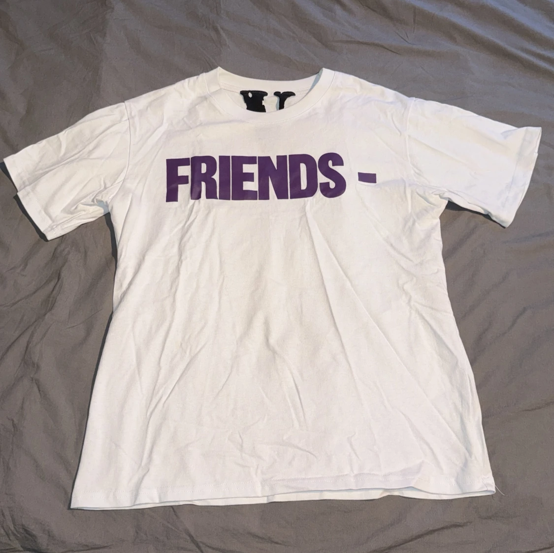 vit / lila VLONE tshirt