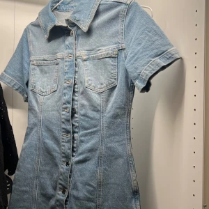 Jeansklänning Zara - Knappt använd då den inte passar mig💕
