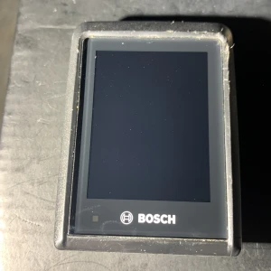 Bosch BHU 3600 - Bosch BHU 3600 med tydlig display och robust hölje. Enheten visar mindre yttre slitage men är i gott skick. Perfekt för professionella användare som söker pålitlig elektronik från Bosch. Modellnummer och serienummer synliga på baksidan. Säljes p.ga stulen cykel.