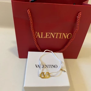 Vit valentino armband - Vit valentino armband //  Mycket bra skick //  Allt original medföljer //  Skriv vid minsta fråga eller fundering💯🤝
