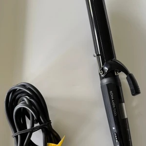 Björn Axén Tools Locktång - Professionell locktång från Björn Axén Tools, utvecklad i samarbete med stylister för perfekta Hollywood-lockar. Ergonomisk design, digital display och justerbar temperatur. Produkten ser ut att vara i mycket gott skick utan synligt slitage.