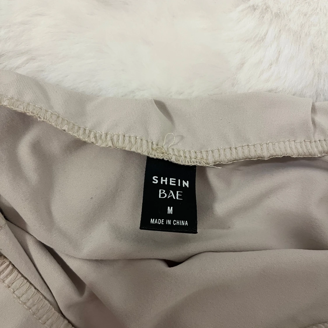 Beige ärmlös topp med en matchade lång kjol från SHEIN BAE - 4