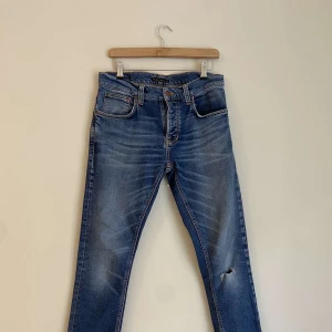 Nudie Jeans grim Tim  - Slim fit jeans 👖- Bland de fetaste nudie jeansen som finns. Produkten kan hämtas i Göteborg. Priset kan prutas vid snabb affär. Garanterad frakt inom 24h. Jeansen är tillverkade i premiummatrial vilket gör att de håller längre. Se köpet som en investering snarare än ett köp😉 modellen i bilden är 181cm och väger 65kg. Den ända defekten är att de har ett håll i vänster ficka 