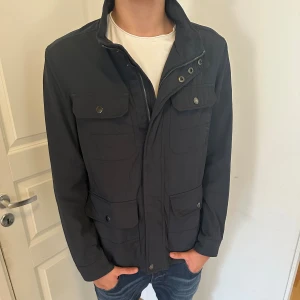 Tommy Hilfiger Field Jacket - Säljer denna feta field jackan från Tommy Hilfiger! Perfekt nu till hösten! Storlek S passar större - modellen är 186, 73kg.