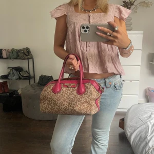 dkny väska - ascool väska från DKNY!! den har lite slitage på vissa ställen (vid kanter & litegrann på ”handtaget”) men inget som är synligt vid användning. annars är väskan superfin, perfekt storlek & väldigt rymlig!!❣️❣️❣️detta har varit min favvoväska men används tyvärr inte längre