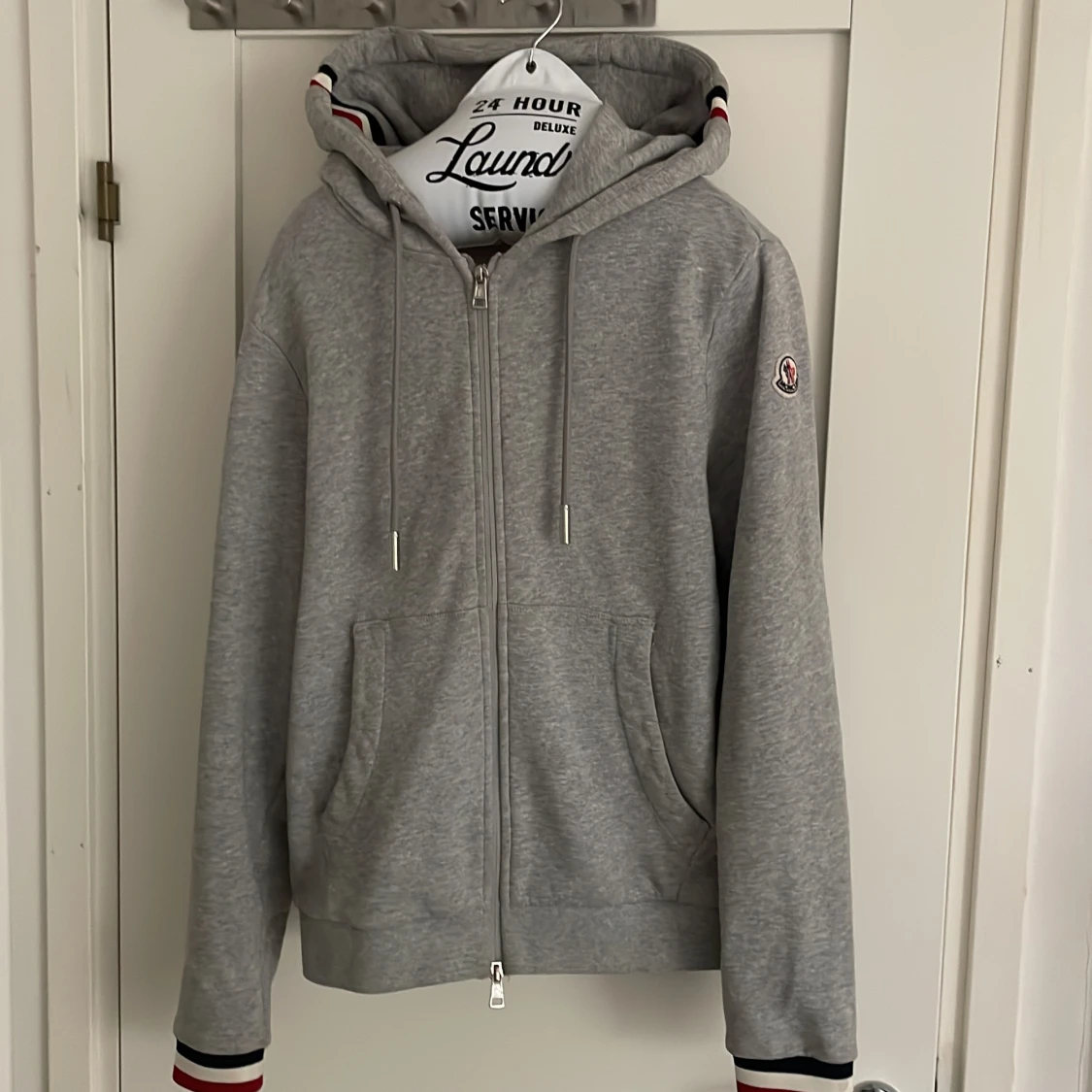 Grå Moncler hoodie med dragkedja