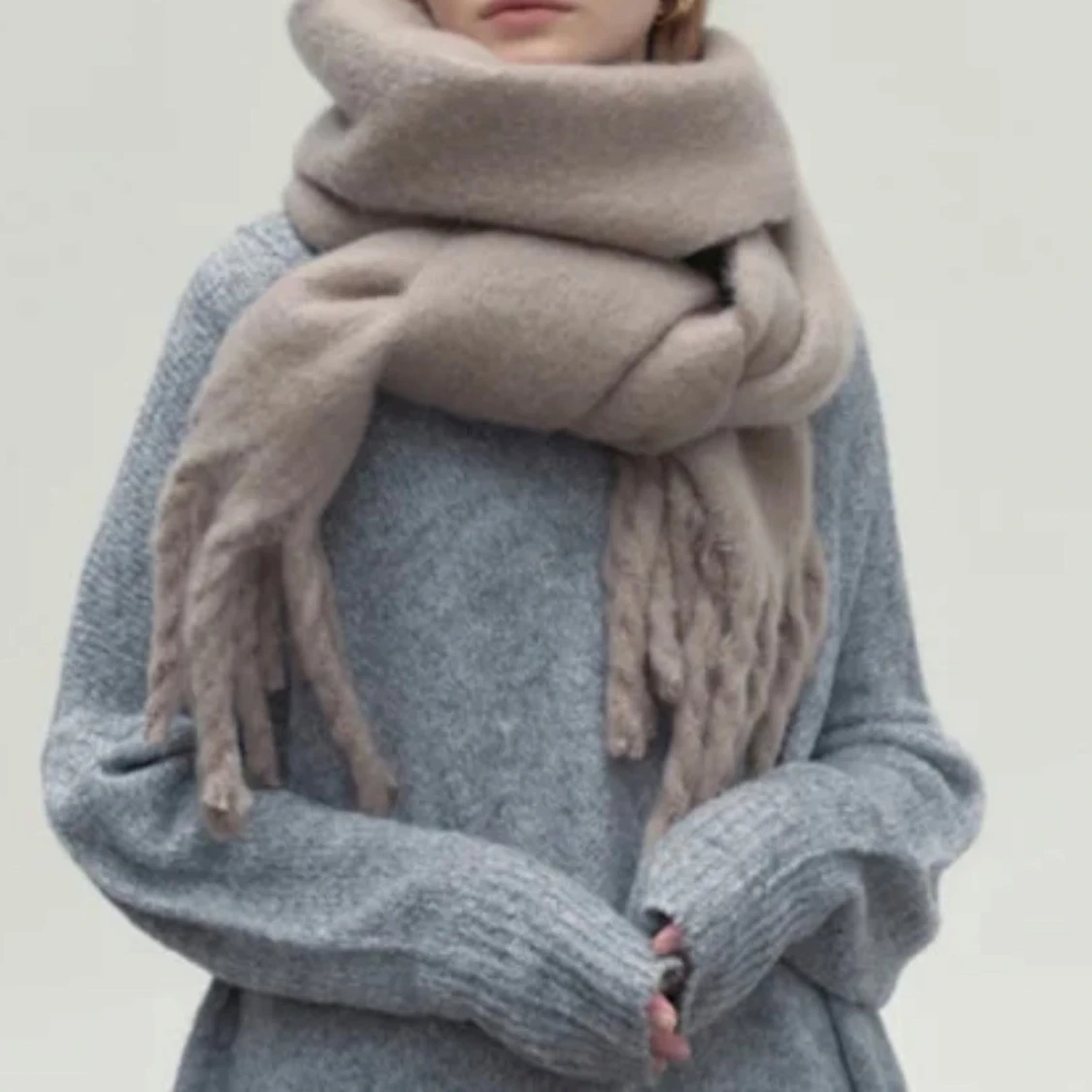 Beige fluffig halsduk i ullmix