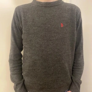 100% Cashmere Ralph Lauren tröja - Säljer nu min 100% Cashmere Ralph Lauren tröja då jag har växt hur den, dens skick är 10/10 som ny och har inga skador, sitter som M/S