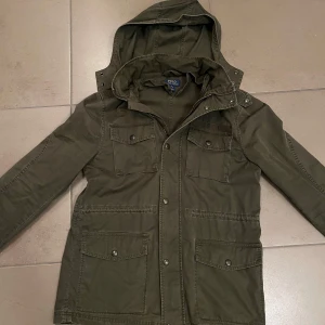Olivgrön parkajacka Polo Ralph Lauren - Snygg vintage Ralph lauren ” field jacka”. Modellen-185cm. Storlek M