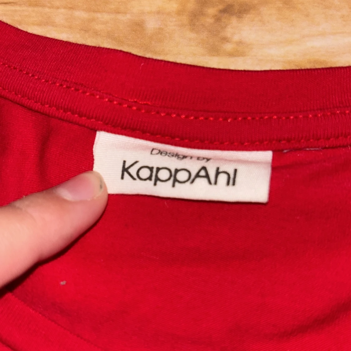 Röd långärmad topp med volang KappAhl - 1