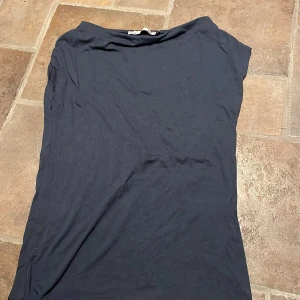 Mörkblå topp från lager 157, stl S - En ”enkel” och stilren mörkblå topp ifrån lager 157 i storlek S. Toppen sitter tajt/är ärmlös!!Den är även rund vid halsringningen. Andvänts ungefär 1-2 gånger!💞💞