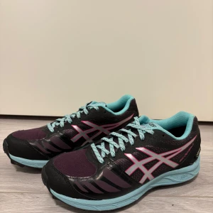 ASICS Gel-FujiSetsu 2 running shoes - ASICS GEL-FUJISETSU 2 GORE-TEX Malli: T5L9N Koko: 36 (Mielestäni istuu pienesti, eli vastaavat kokoa 35-35,5) Ovh: noin 170e Vedenpitävät Neutraali askellus  Postitus/nouto