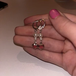 Söta örhängen med pärlor och hjärtan - Rostfritt stål. egengjorda. 3,5cm
