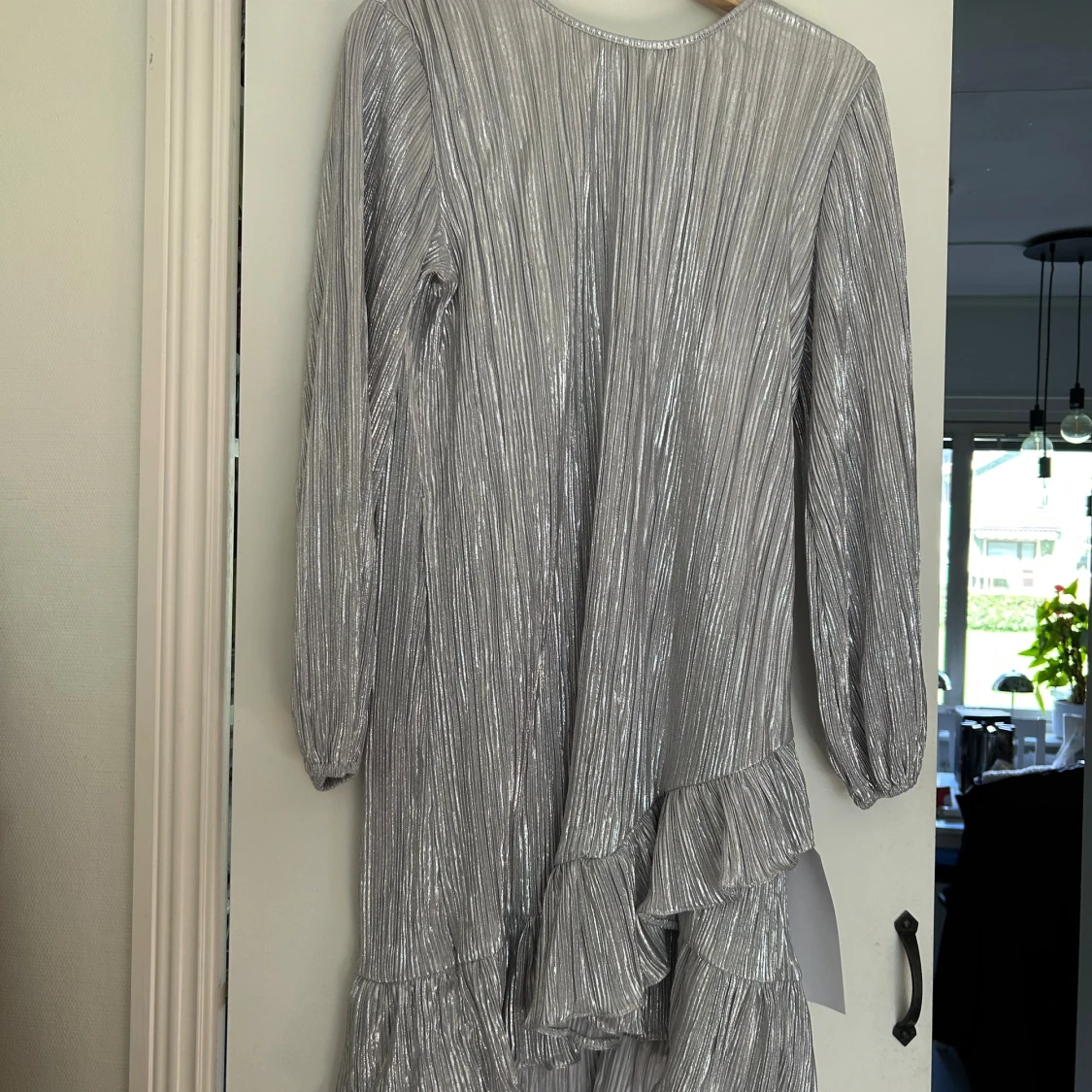 Glittrig silverklänning med volanger - 1