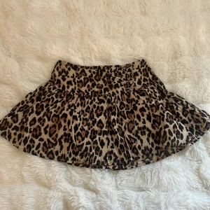 Leopardmönstrad kjol från Gina Tricot - Supersöt leopard kjol från gina tricot.