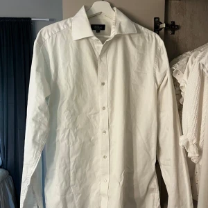 Vit skjorta från Oscar Jacobson - Säljer då den är för stor för mig. Använd 3-4 gånger. Nypris 1399kr