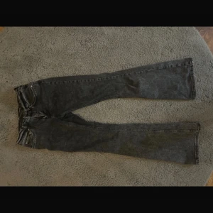 Svarta bootcut jeans från Gina Tricot - Dom är mid/ low waisted väldigt stretchiga och sköna 