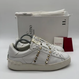 VALENTINO ROCKSTUD  - Valentino rockstud - Skick: 8,5/10 - Storlek 37,5 sitter som 38 - Tillbehör: Extra nitar - Nypris 7700kr - Hör av dig vid minsta fundering