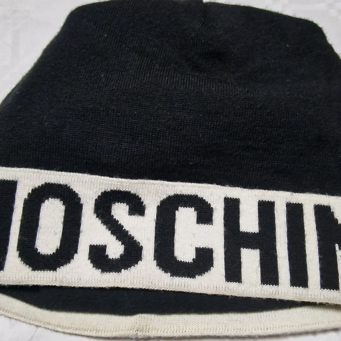 Svart-vit mössa från Moschino