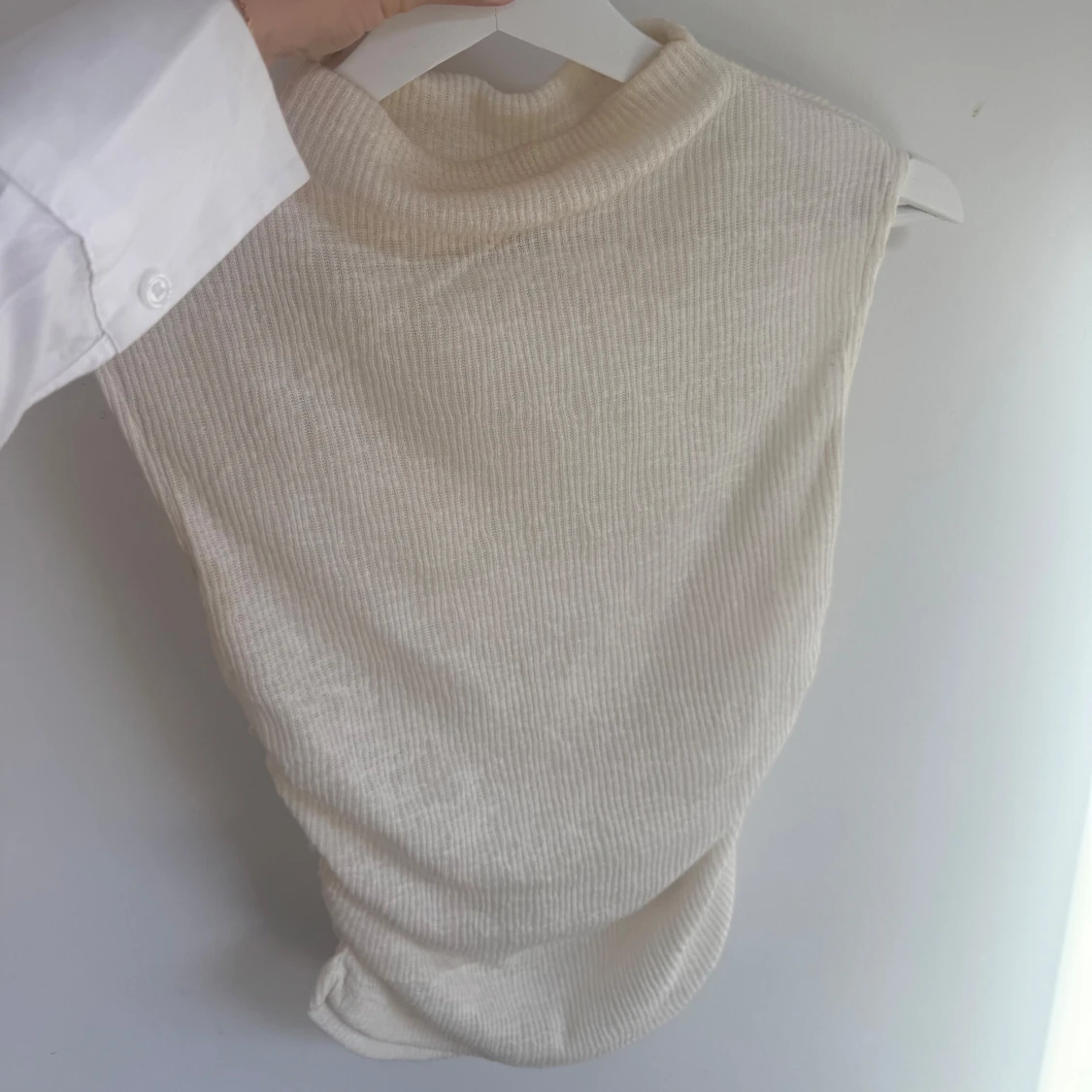 Vit ribbad polotopp från Nelly XS