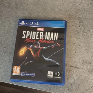 Spider-Man: Miles Morales (PS4) - Spider-Man: Miles Morales till PS4 i mycket fint skick. Komplett med originalfodral och skiva, inga synliga repor eller skador. Ett actionfyllt äventyr där du spelar som Miles Morales med nya krafter och spännande berättelse. PEGI 16.
