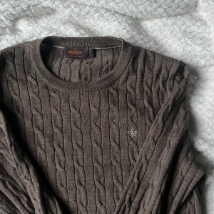 Morris tröja - Säljer nu min merinoull ull Morris tröja som ej passar mig lika bra längre, fint skick och inga synliga defekter. Köpt på Johnells för 1200 vintern 2024. Hör av er vid frågor/ funderingar!   Pris kan diskuteras 