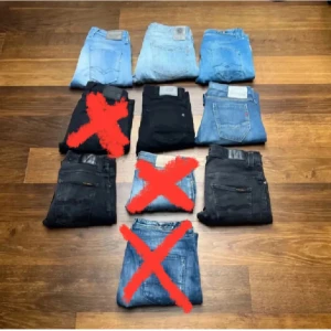 Jeans bulk av Replay och nudie jeans - Replay och nudie jeans. I olika modeller och storlekar! Dessa är storlekarna!                                       29/32, 33/34, 31/30, 33/32, 31/32, W33, 29/28, 30/32, 29/32, W31.                                                         OBS!!!! Om de är ett rött kryss över något par jeans så finns de inte kvar!