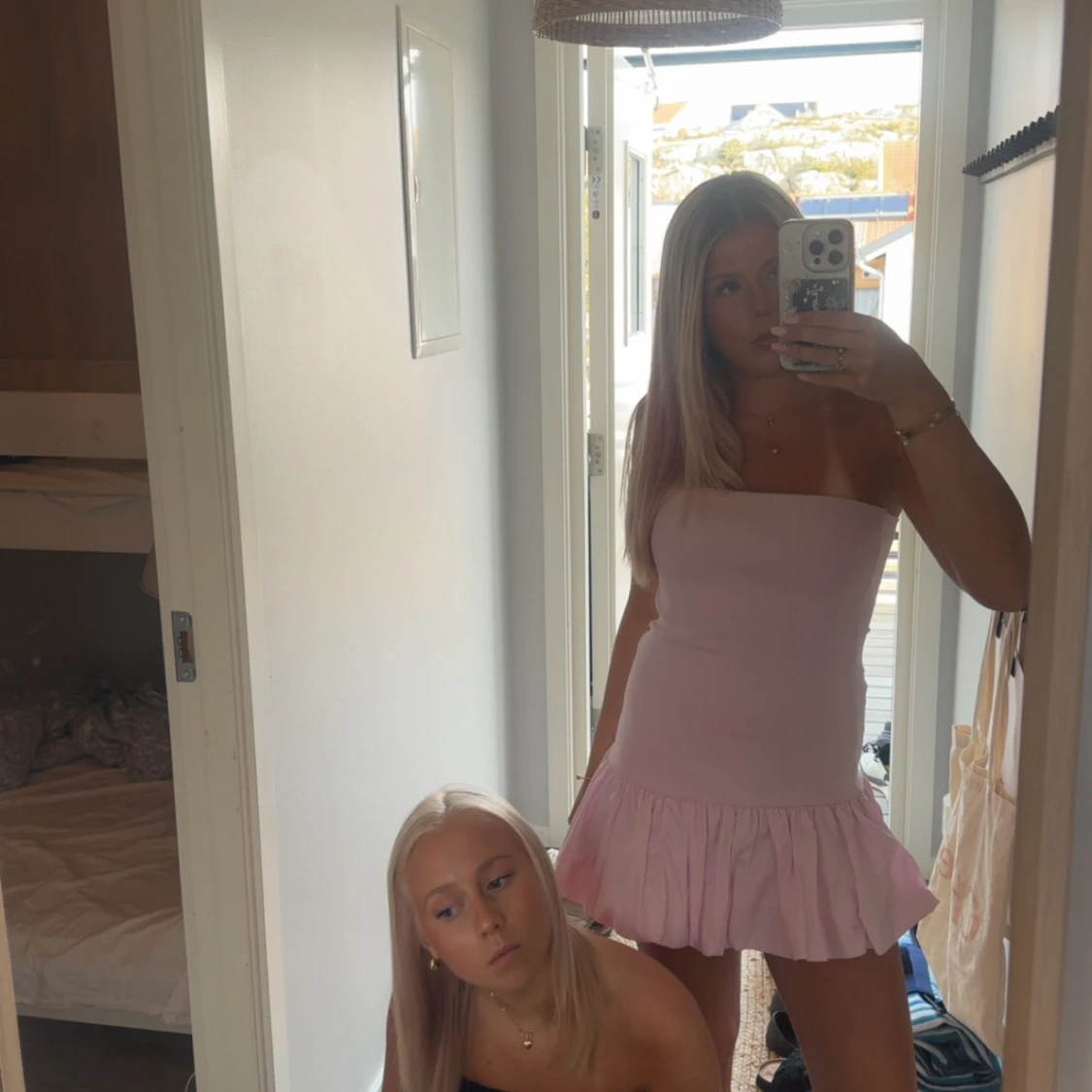 Ljusrosa axelbandslös volangklänning - 1