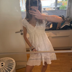 Vit kortklänning - Supersöt vit kortklänning 