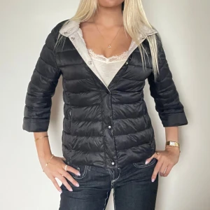 Svart Herno liknande jacka!  - FÖLJ FÖR LIKNANDE PLAGG🩷 Super snygg höst/vinterjacka som är mycket lik Herno jackorna. Perfekt skick och fina detaljer. Storlek S! Tryck köp nu! TK-0025